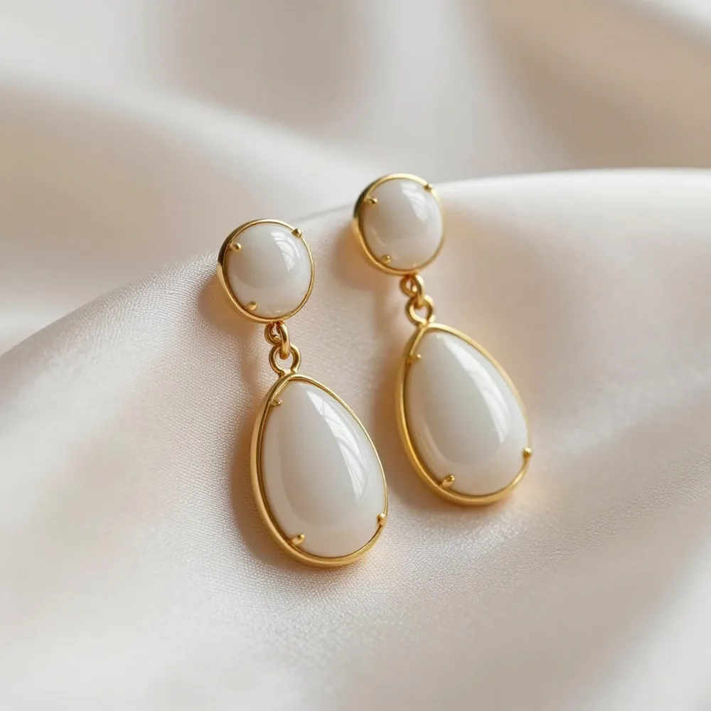 Pendientes artesanales largos con piedras claras y detalles dorados