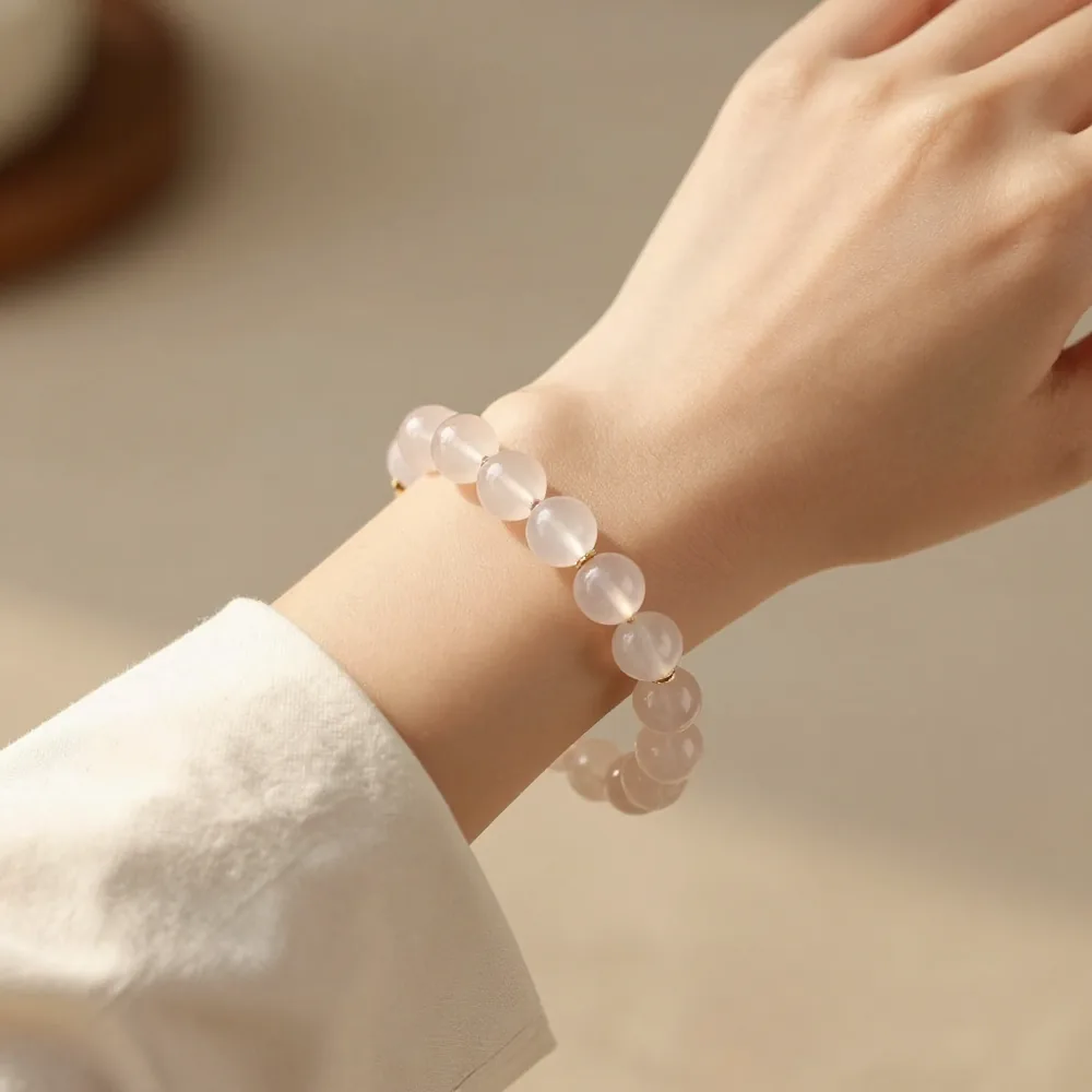 Pulsera de bolas de cuarzo rosa en la muñeca