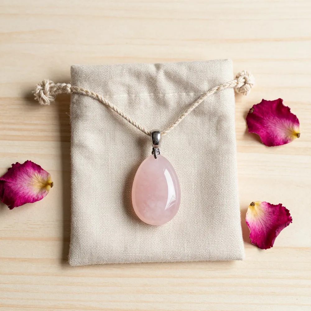 Colgante de cuarzo rosa preparado como regalo con su bolsita de tela