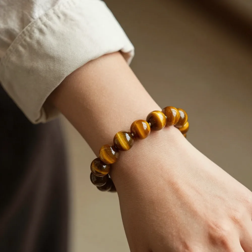 Pulsera de bolas de ojo de tigre en la muñeca